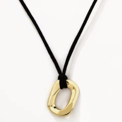 Chain Link Pendant Necklace In Gold