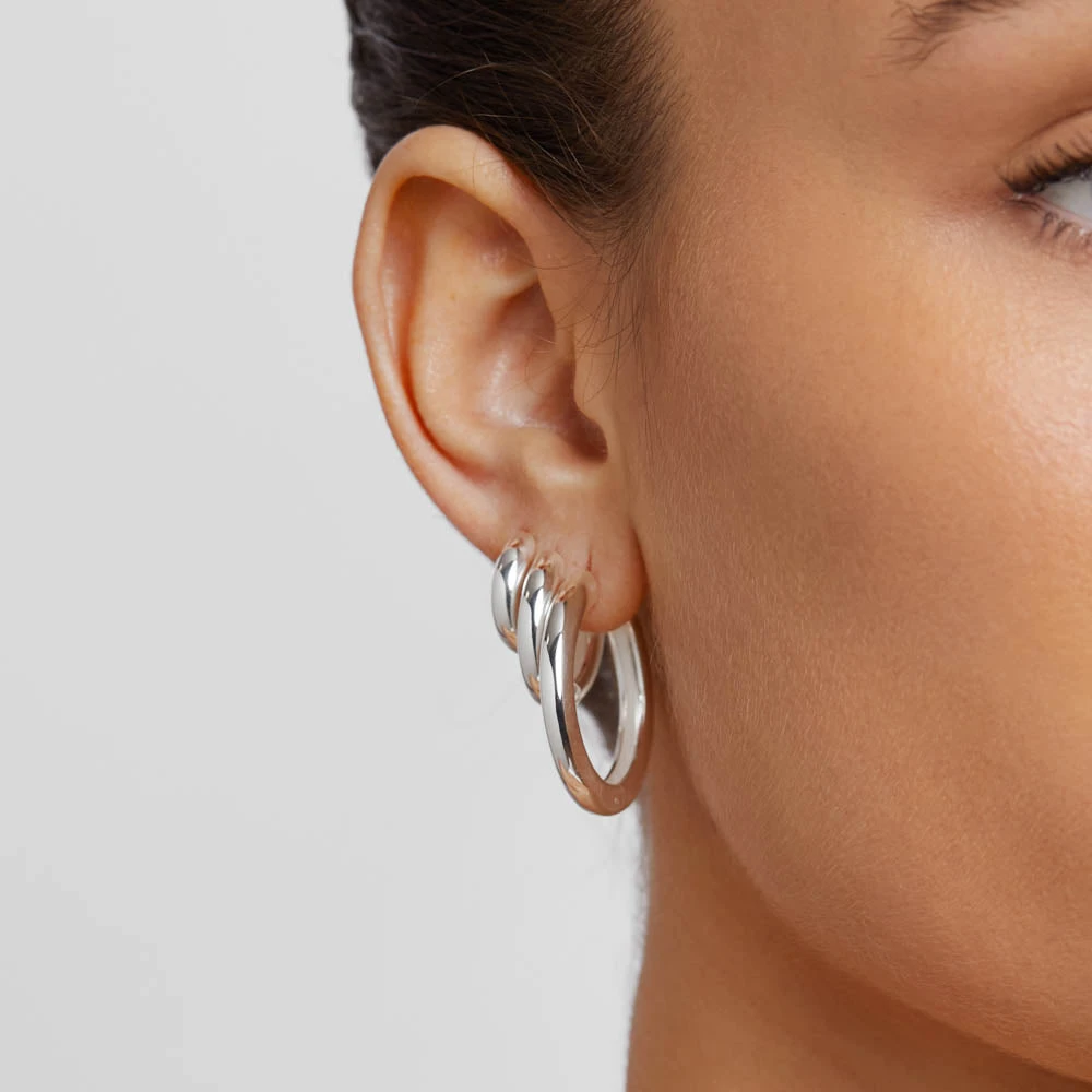 Midi Curve Hoop Earrings In Silver 7 Midi Curve Hoop Earrings In Silver - Image 7