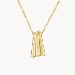 Ribbed Fan Pendant Necklace In Gold